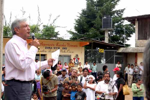El Lic. Andrés Manuel López Obrador Presidente Legítimo de México ahora está de gira por 400 Municipios de Oaxaca